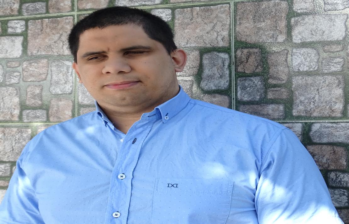 imagen de Miguel Barraza, él viste una camisa de color azul