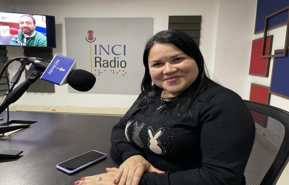 Imagen de Maria Nelcy Garzón en la cabina de INCIRadio, ella sonríe