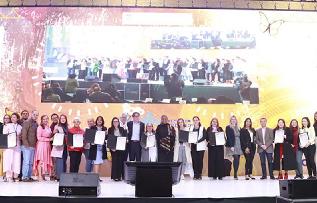 Fotografía - Marco del cierre con la premiación de iniciativas en el Foro Educativo Nacional