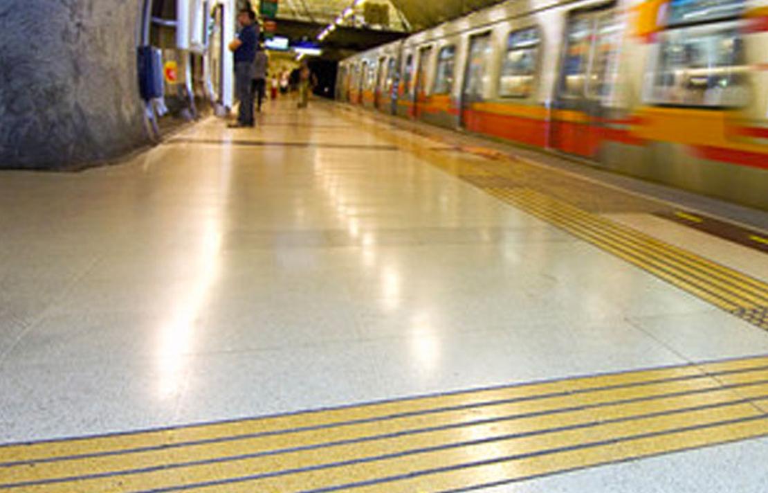 Imagen del render Metro de Bogotá, donde se puede ver las baldosas podo táctiles