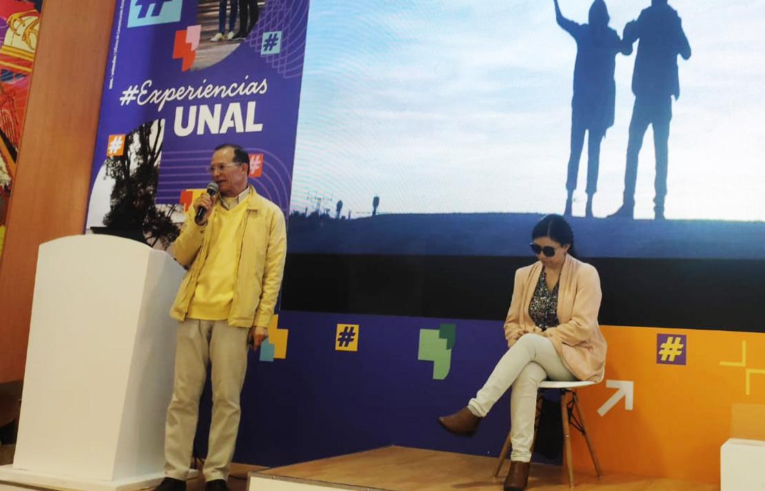 El profesional Enrique King  desarrollo talleres sobre interacción con personas con discapacidad visual