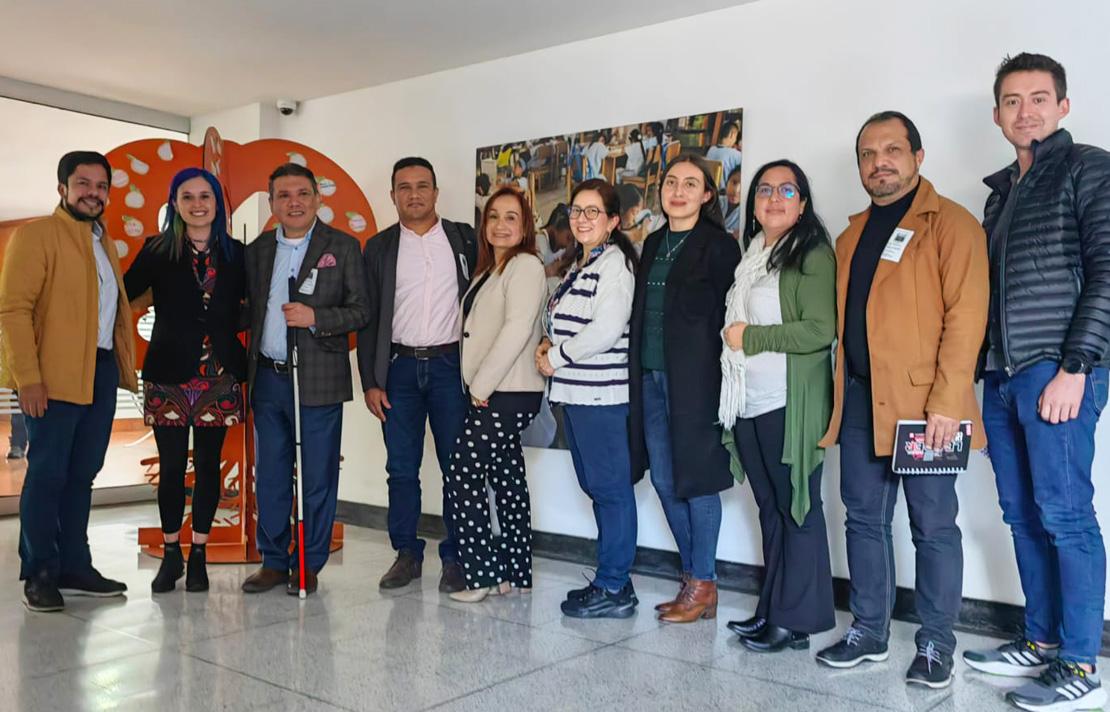 Director General Carlos Parra Dussan INCI junto al equipo de Coordinadores de los servicios de la entidad y por parte del MEN, Olga Lucía Bejarano de la Subdirección de Referentes y Evaluación de la Calidad Educativa.