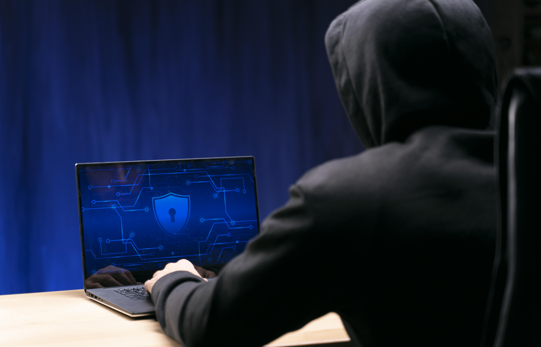 Pirata cibernético tratando de vulnerar la seguridad en internet