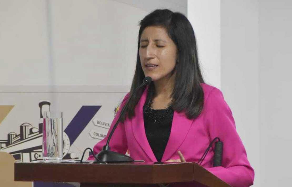 Diana Bolívar del Instituto Nacional para Ciegos - INCI, recitando algunos poemas impresos en tinta braille