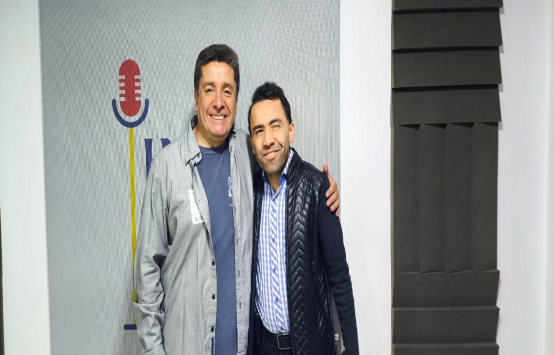 Oscar Javier Cuesta abraza a Carlos Quintero, los dos sonríen