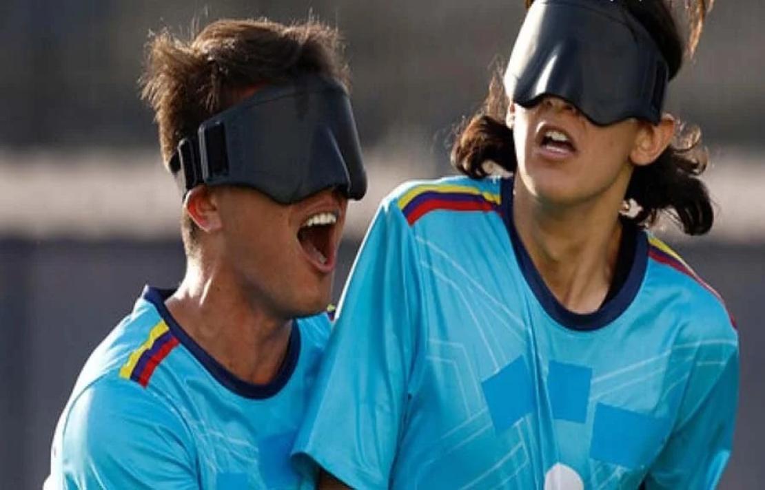 dos jugadores de colombia celebran un gol