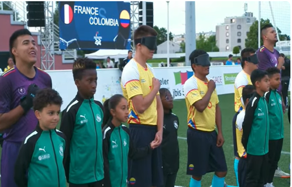 selección colombia en los actos protocolarios previos al duelo contra francia