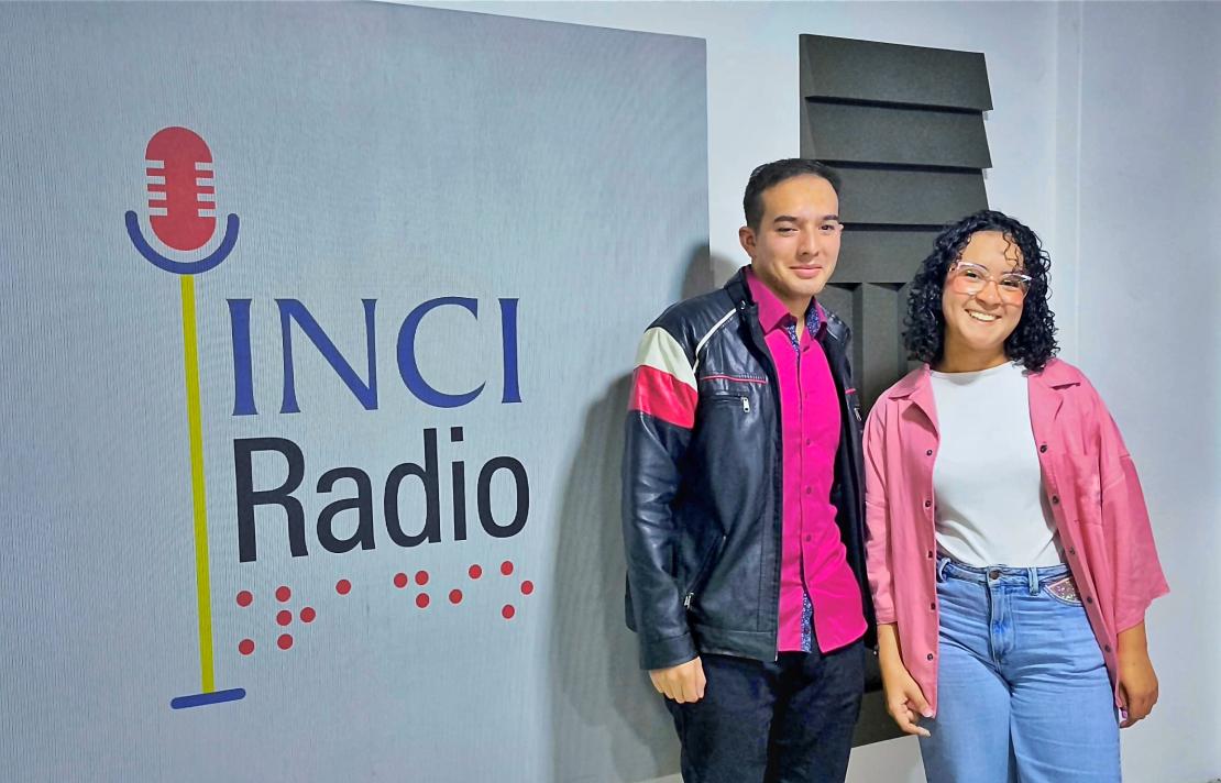 Foto tomada a Camilo Garnica y Mónica Gutiérrez en la cabina de INCIRadio