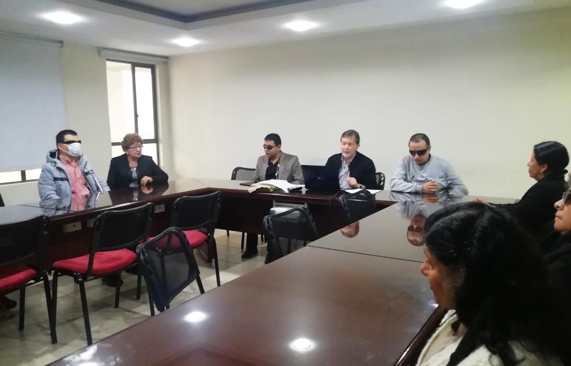 El Instituto Nacional para Ciegos llegó a las regiones de Sucre, Tumaco y Pasto con algunos funcionarios para realizar trabajo de fortalecimiento, en la foto se encuentran dando una capacitación.