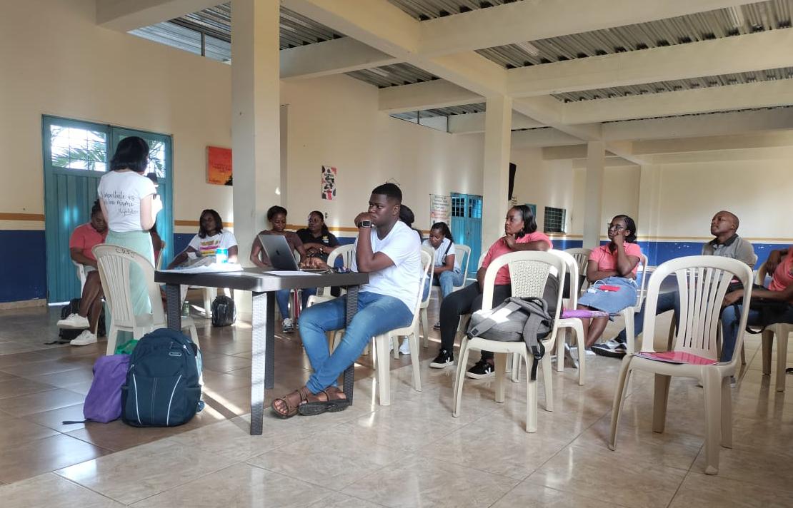 Funcionaria del INCI durante su visita al departamento del Choco, para brindar asistencia técnica en educación a las entidades territoriales para el fortalecimiento de los procesos de atención para las personas con discapacidad visual