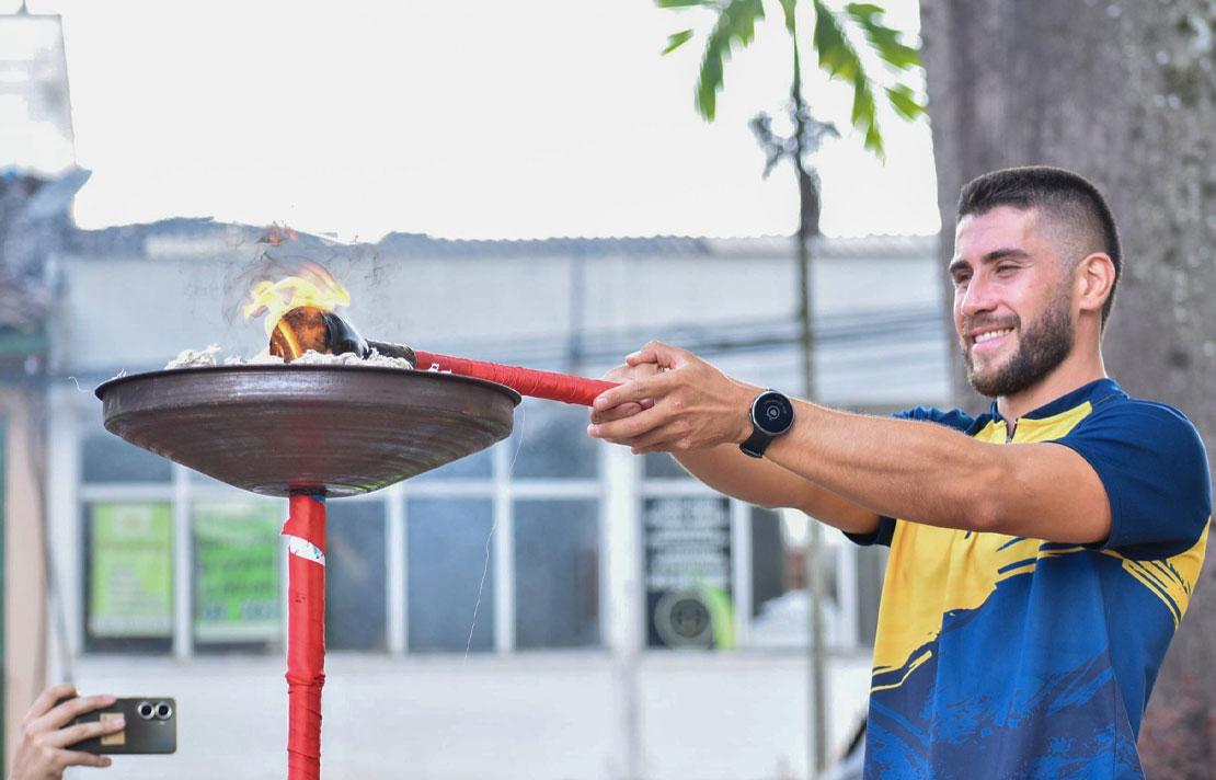 Juan Esteban Patiño Giraldo deportista de Para Triatlon encendiendo la llama Paraolímpica