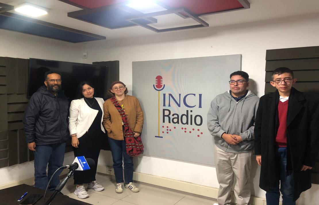 Ignacio Maya junto a  los jovenes Natalia Moncaliano, Johann Sebastian Villarraga, Juan David Cardozo y la psicóloga de la liga Colombiana de Autismo Ángela Daniela Zabaleta.