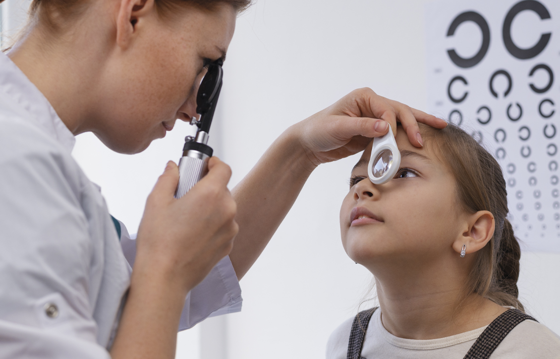 Doctora probando vista de una niña que es su paciente