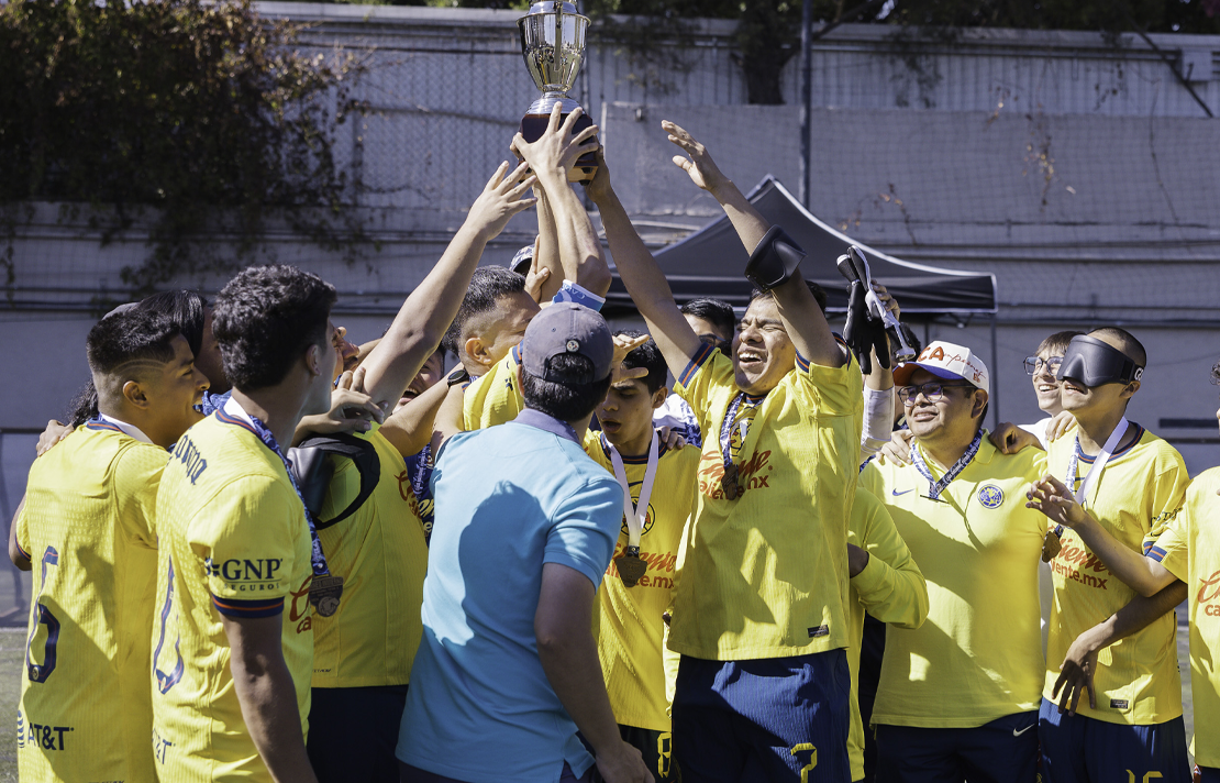 Jugares del Club América de México celebrando el primer título nacional del Fútbol para Ciegos en el país.