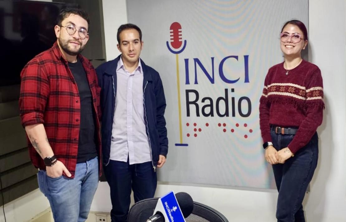 de izquierda a derecha Kevin Osorio, Camilo Garnica, logo de INCIRadio y Erika Pineda