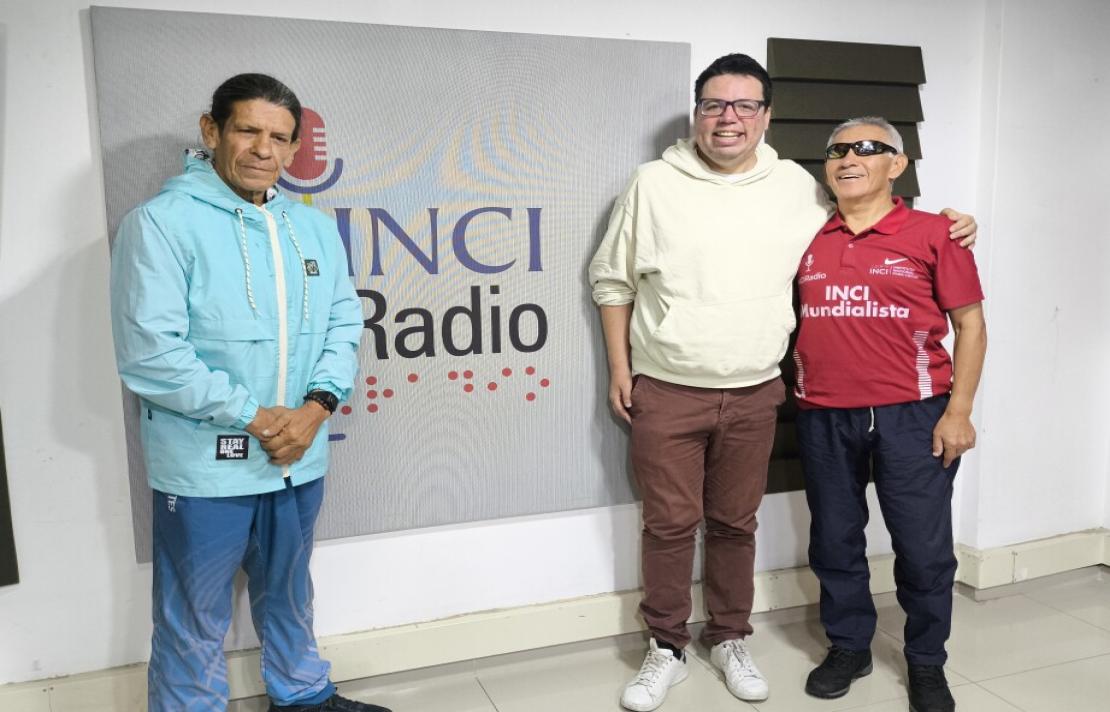 equipo balon sonoro frente al panel de inciradio con el invitado