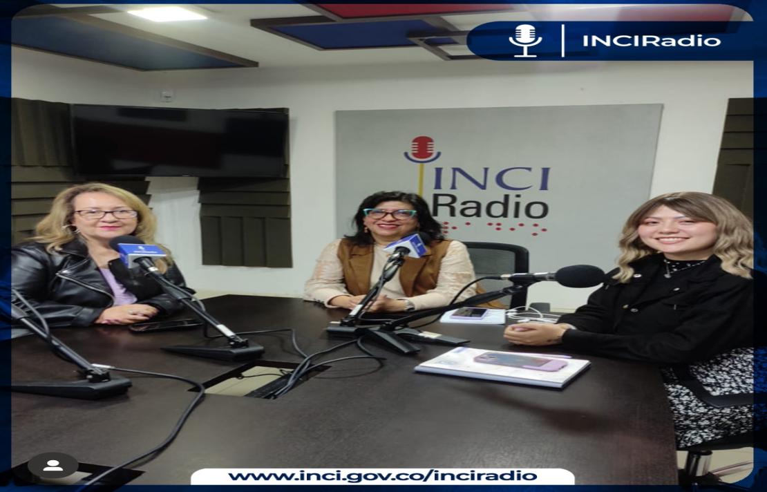 en la mesa de trabajo frente a los micrófonos está el equipo de Bitácora, en el centro está Mónica Cortés fundadora y líder de Asdown colombia