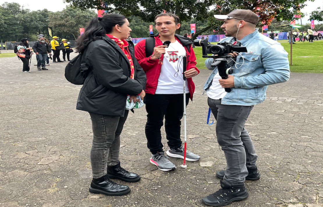 Camilo Garnica Junto a Jonathan quien está grabando junto a una de las personas que participó en la actividad.