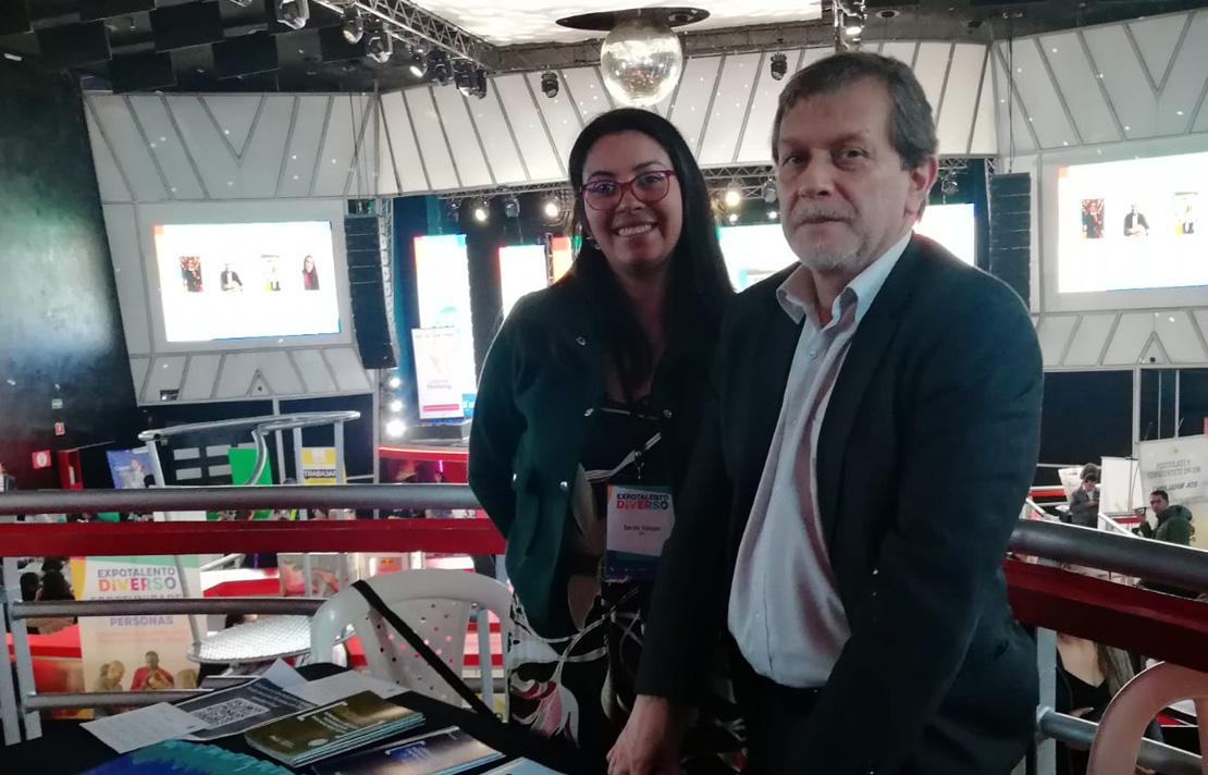 Funcionarios del INCI participando en Expotalento de la cámara de la diversidad.