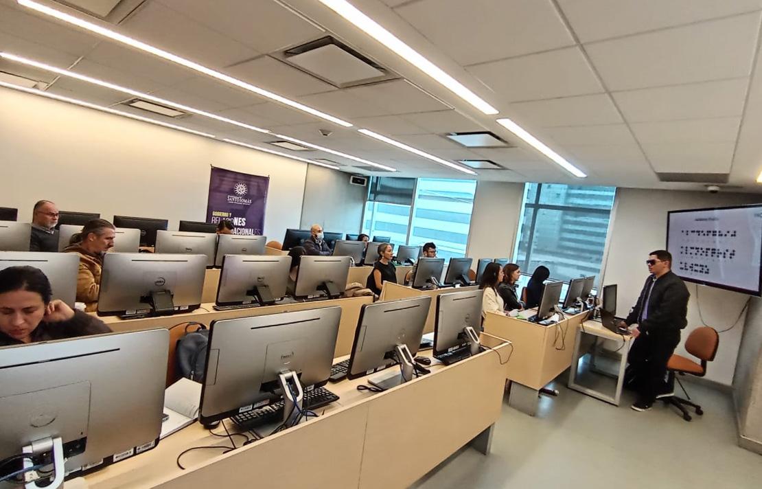 Profesionales del área de accesibilidad del Instituto Nacional para Ciegos en el taller sobre acceso a la información, dictado el pasado 7 de abril en la Universidad Santo Tomas