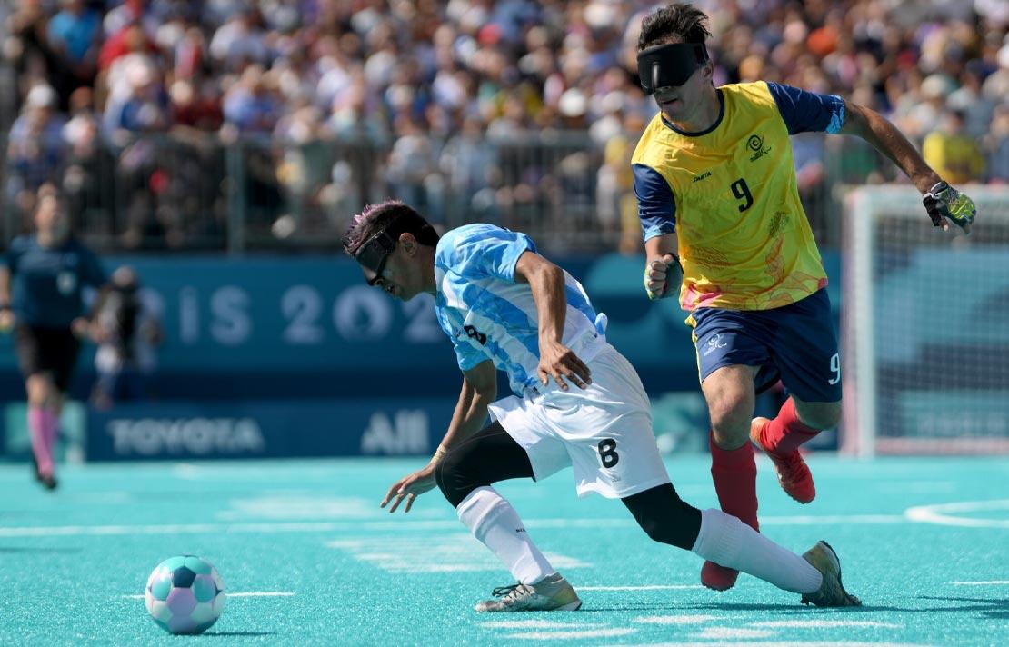 Jugador de la selección Colombiana de fútbol para ciegos disputa un balón con un futbolista argentino en partido disputado durante el mundial del año 2024