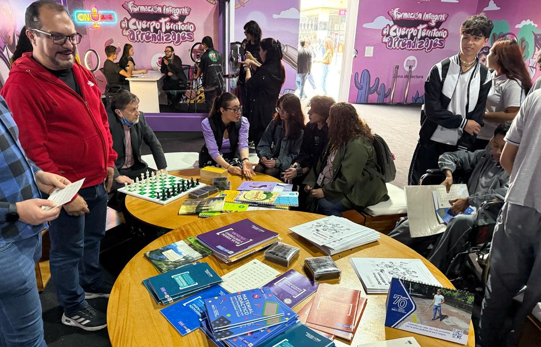 Funcionarios del INCI dictando talleres centrados en la accesibilidad a la lectura y el uso de tecnologías inclusivas en el marco de la FILBo 2025