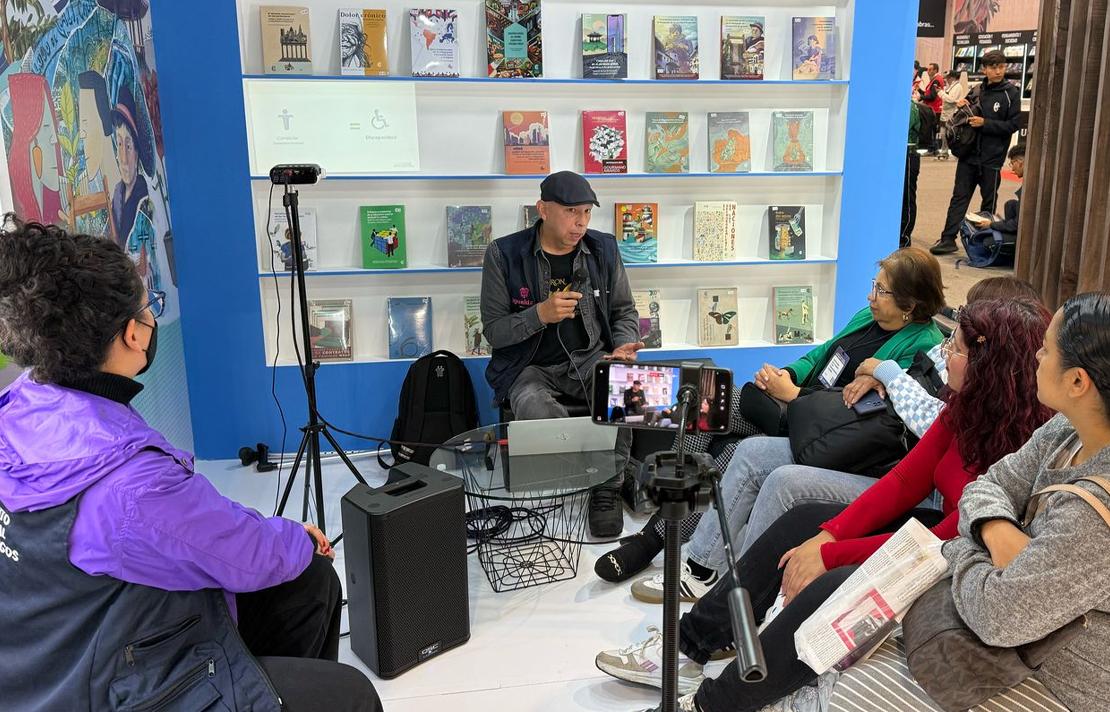 Funcionarios del INCI dictando talleres centrados en la accesibilidad a la lectura y el uso de tecnologías inclusivas en el marco de la FILBo 2025