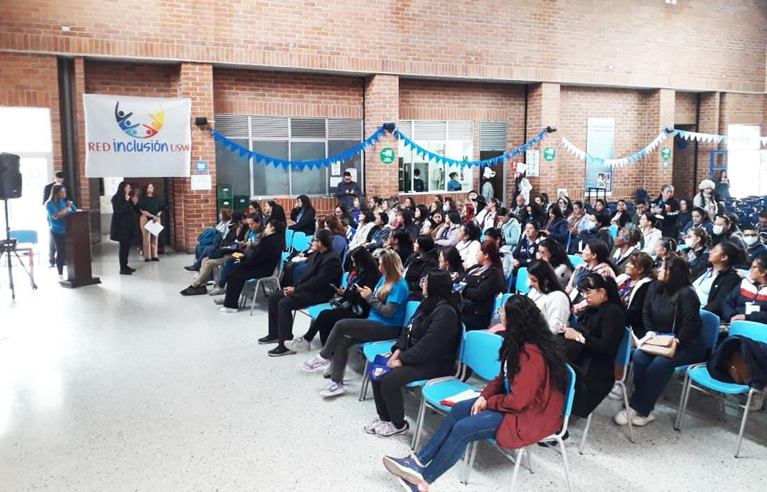 Asistentes al  encuentro “USME AZUL, rompiendo barreras, en Usme encajamos todo” que se realizó en las instalaciones del Colegio Chuniza Famaco.