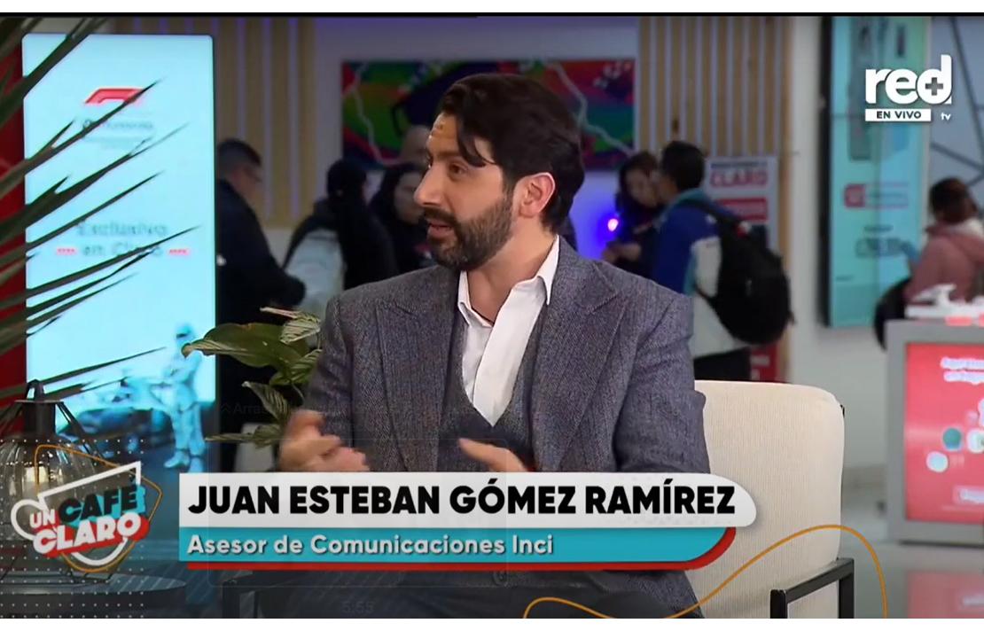 Juan Esteban Gómez en el programa un Café Claro de Red más TV, conversando de temas relacionados con las personas con discapacidad visual en Colombia.
