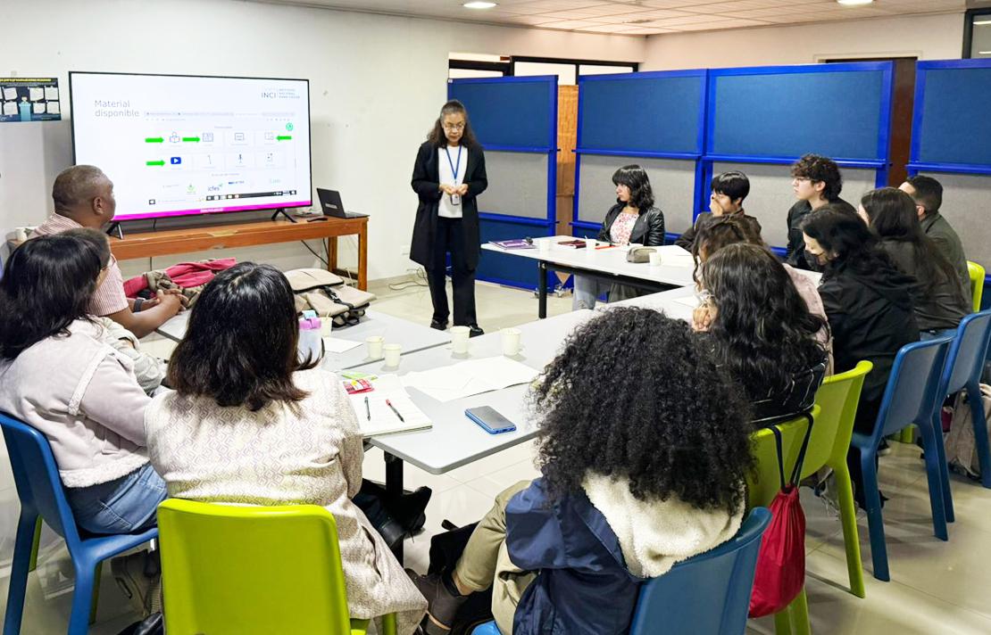 Grupo de estudiantes de la Licenciatura en Humanidades y Lengua Castellana de la Universidad Distrital Francisco José de Caldas de visita en el INCI