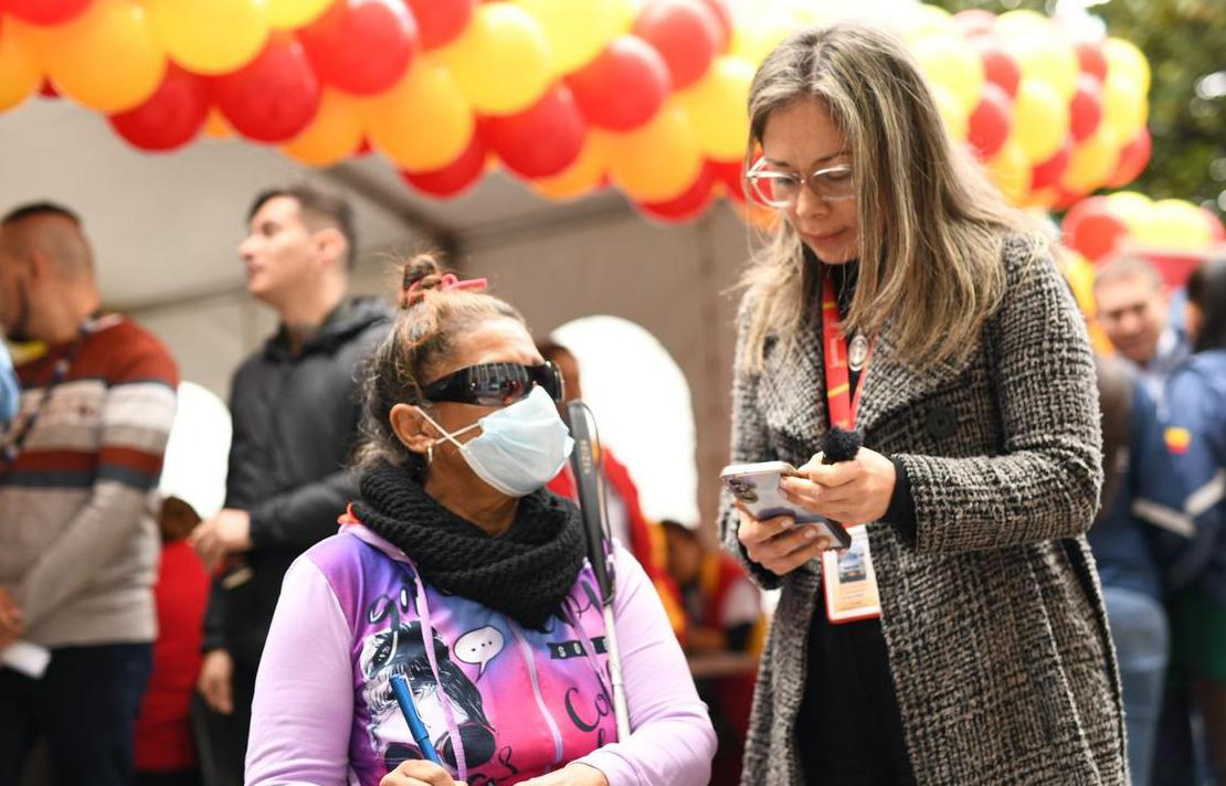Mujer con discapacidad visual, participando en la Primera Feria Incluyente de Servicios para Personas con Discapacidad, organizada por la Unidad Administrativa Especial de Catastro Distrital