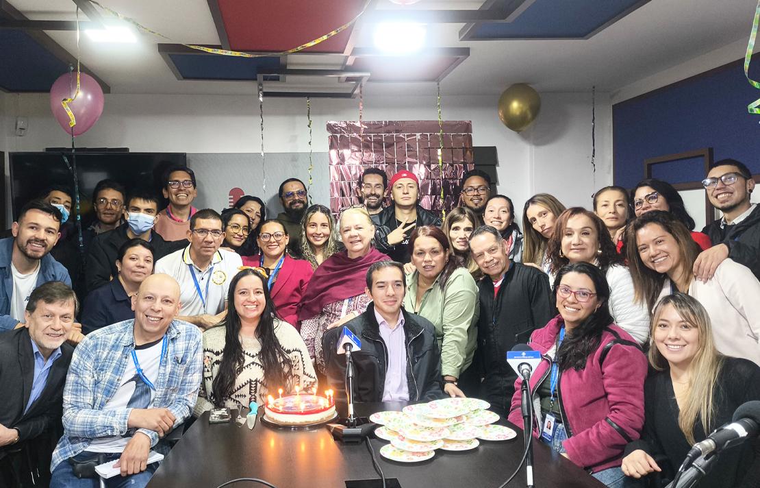 Funcionarios del INCI celebrando los 10 años de INCIRadio en la cabina de transmisión.