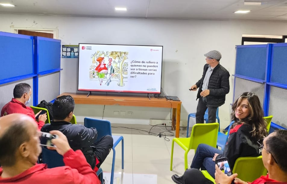 Taller “Cómo interactuar con personas con discapacidad visual”, llevado a cabo en el INCI, y dirigido a funcionarios de la Primera Línea del Metro de Bogotá.