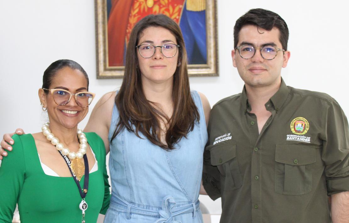 La directora del INCI Andrea Carolina Chacón Castillo, acompañada por el Secretario de Educación y una funcionaria de la secretaria de educación del departamento de Santander.