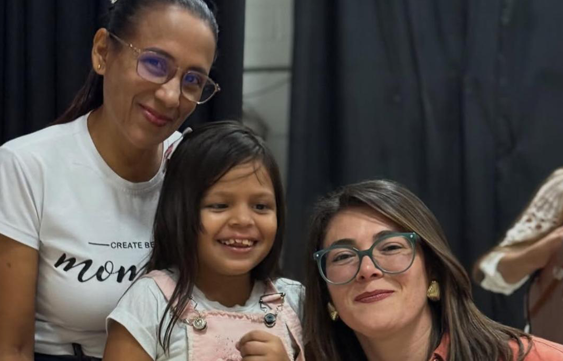 La directora general encargada del Instituto NacionLa directora general encargada del Instituto Nacional para Ciegos, INCI, Andrea Carolina Chacón Castillo, acompañada de una niña con discapacidad visual y su mamáal para Ciegos, INCI, Andrea Carolina Chacón Castillo