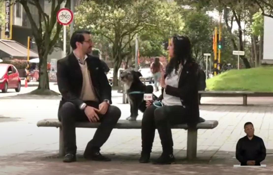 Juan Esteban Gómez jefe de comunicaciones del INCI, en la nota realizada por Carolina Escandón y Barbas su perro de compañía, donde hablaron de cómo identificar correctamente a un perro lazarillo y comprender su función esencial en la movilidad de personas con discapacidad visual.