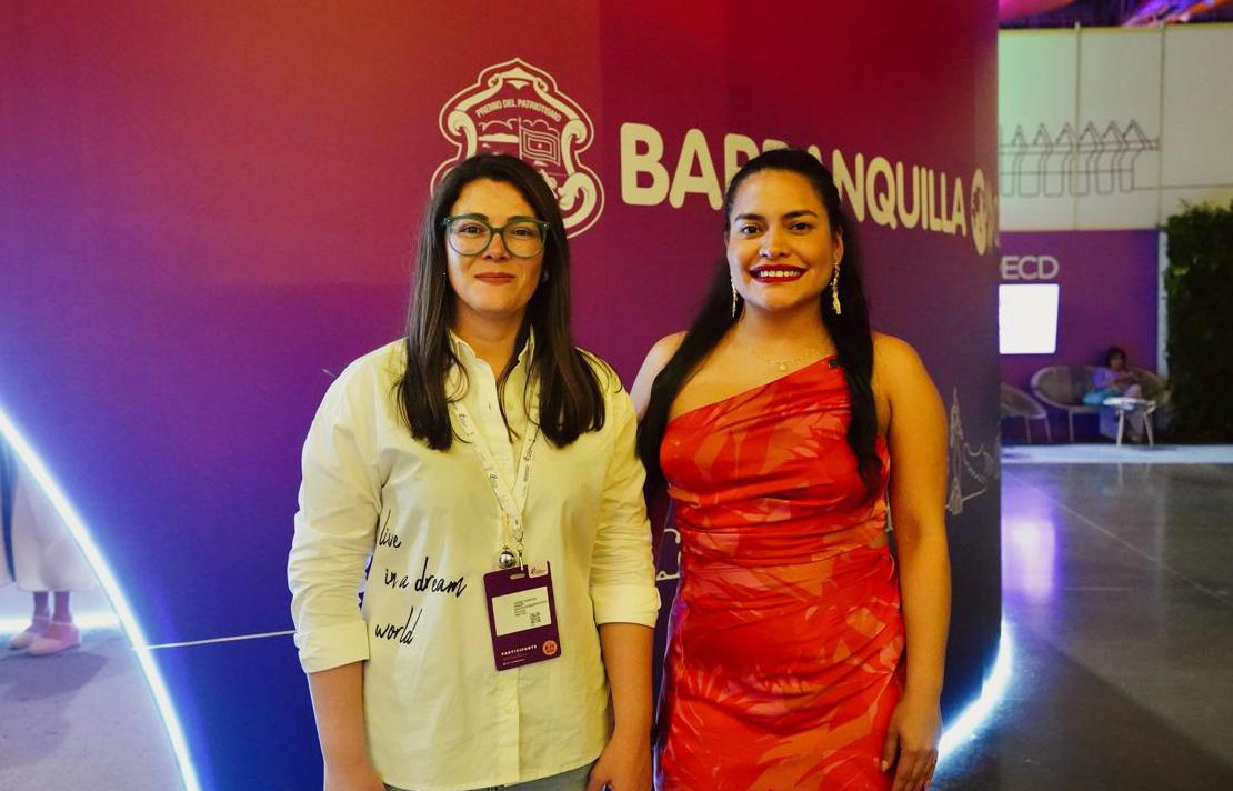 La Directora (E) Andrea Carolina Chacón Castillo acompañada por Natalia Irene Molina Posso, directora del DNP en el Foro de Desarrollo Local de la Organización para la Cooperación y el Desarrollo Económicos, OCDE, realizado en el Centro de Convenciones Puerta de Oro, en la ciudad de Barranquilla.