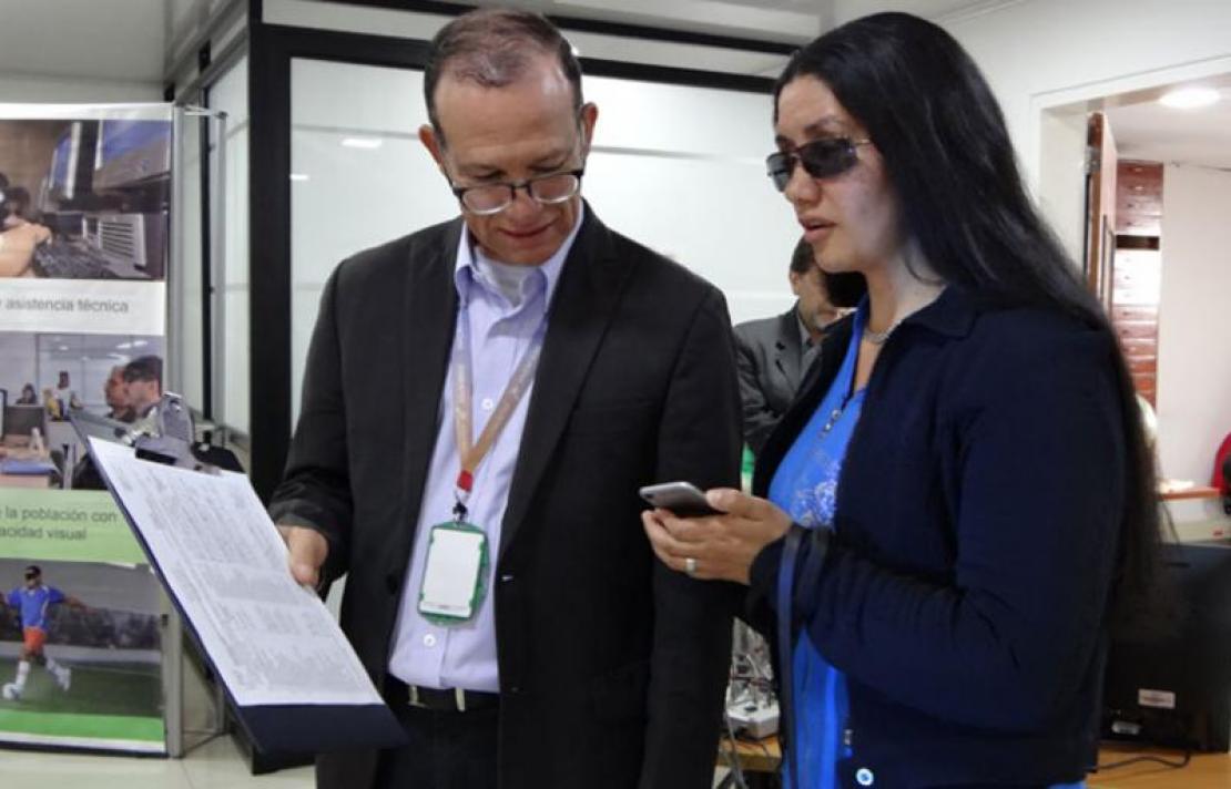 Enrique King, Funcionario de INCI, brinda asesoría a una mujer con discapacidad visual