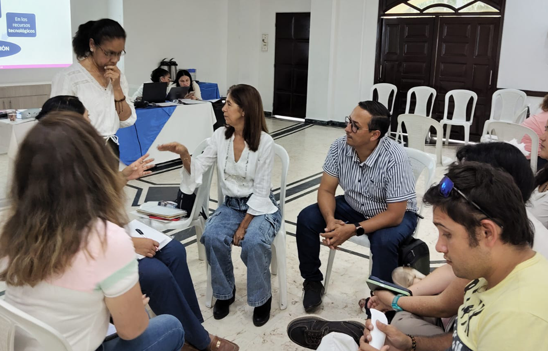 Marta Castro, funcionaria del INCI, brindando asesoría a un grupo de asistentes ala jornada realizada en articulación con la Secretaría de Educación Departamental y el Instituto Colombiano de Bienestar Familiar, ICBF.
