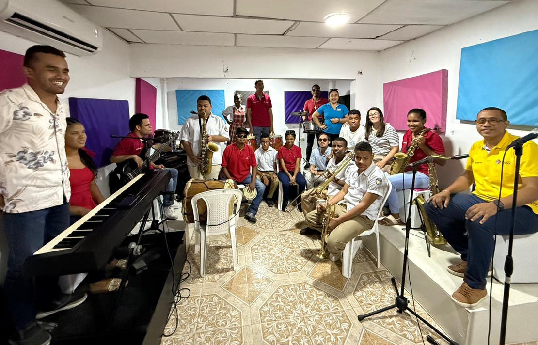 La directora general encargada del INCI, Andrea Carolina Chacón Castillo, en su visita a Cartagena, EN la sede de la Fundación Livicol, acompañada de un grupo musical compuesto por personas con discapacidad visual.
