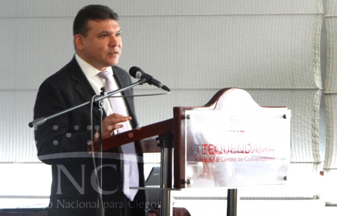 Director habla en el desayuno de empresarios