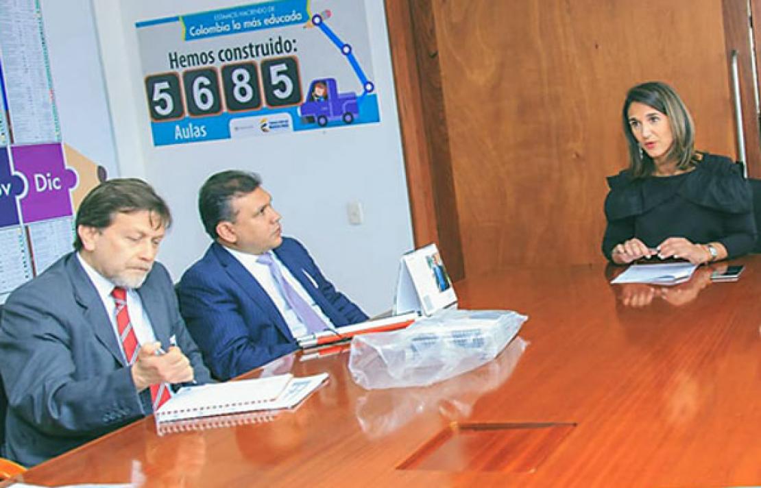 Fotografía Comité directivo, De izquierda a derecha, Gustavo Pulido Sub Director General (E) del INCI, Doctor Carlos Parra Dussan Director General del INCI,  Yaneth Giha Ministra de Educación 