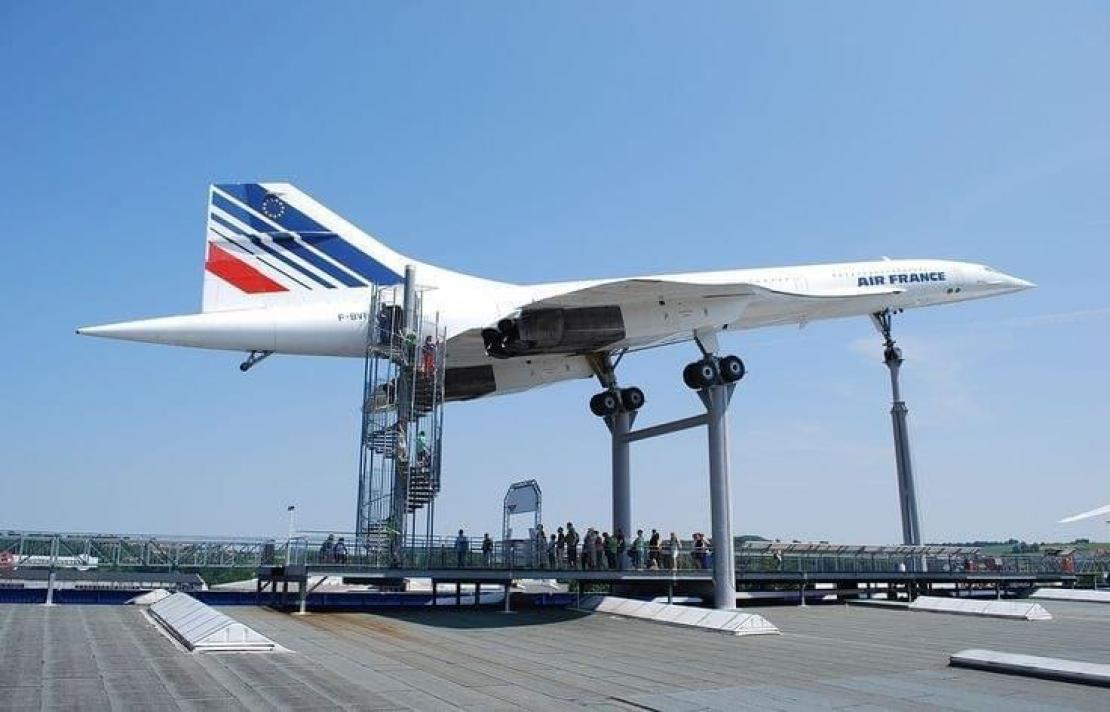 imagen avión concorde de AirFrance encontrado en Stuttgart , en su cola se ve unas líneas de color azul y rojo colores identitarios de AirFrance