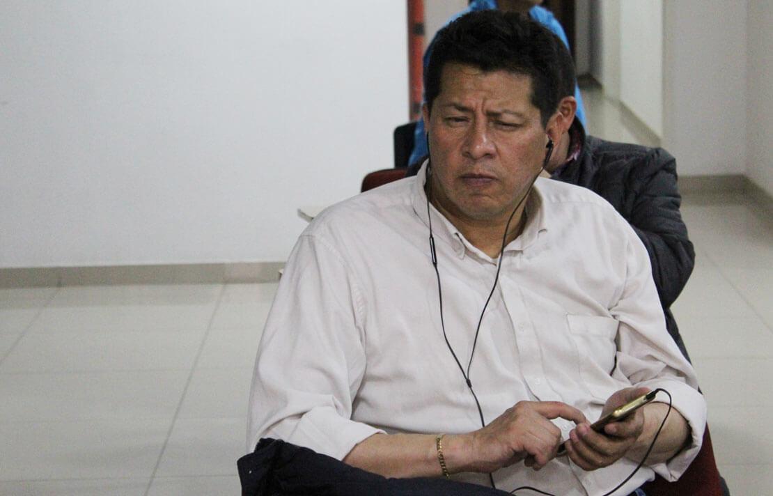 una persona con discapacidad visual navega en su celular