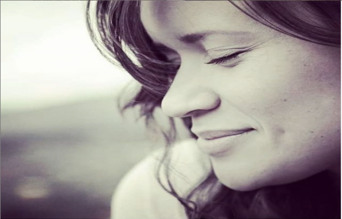 Imagen primer plano rostro medio lado de la Doctora Lucy Cubillos, ella sonríe tranquila,