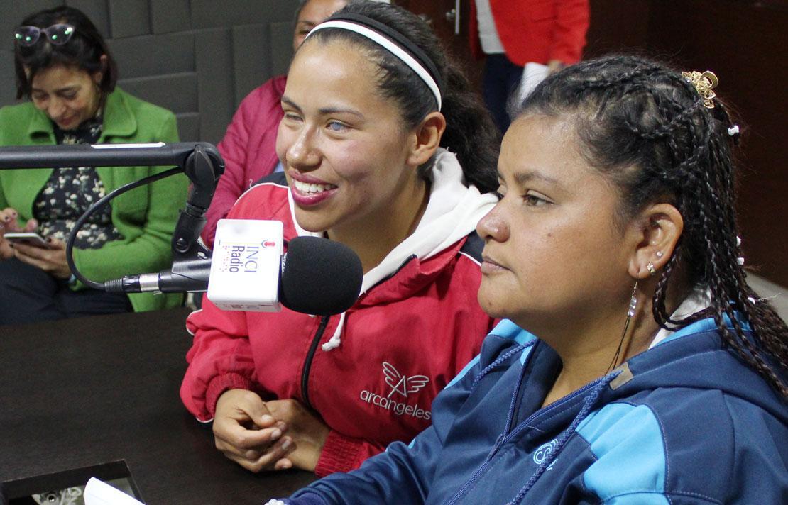 imagen de las mujeres del equipo de Balón sonoro, ellas están en la cabina de INCIRadio frente al micrófono, ellas sonríen