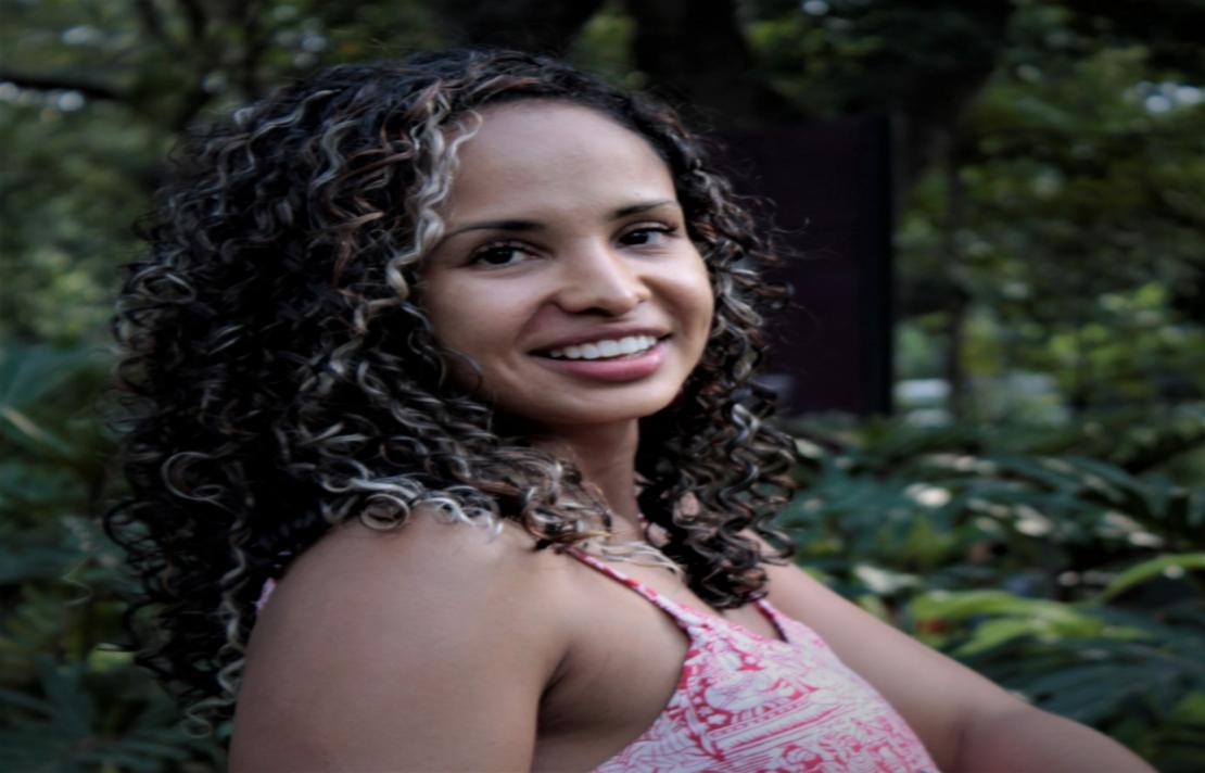 imagen medio perfil de Andrea Herrera ella sonríe