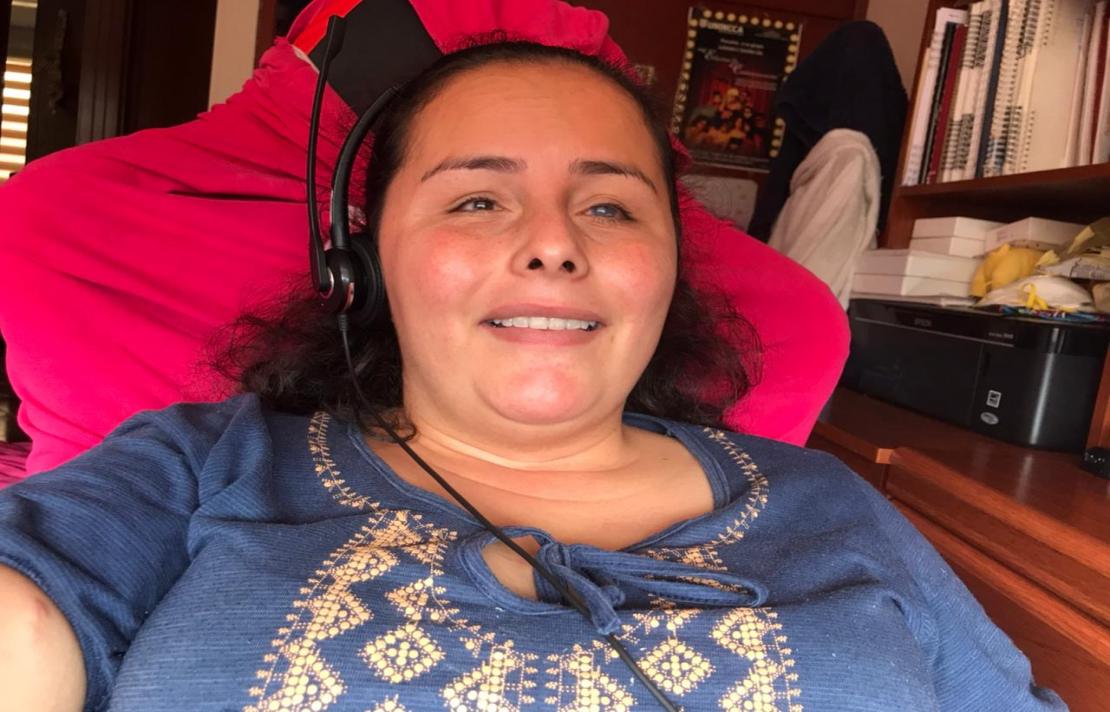 imagen de Lina Lozano, ella sonríe, está en su trabajo en casa