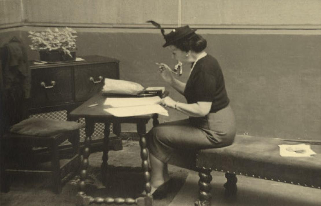 Teresa Cuervo en el Museo Nacional (1953)  ella está sentada y está escribiendo