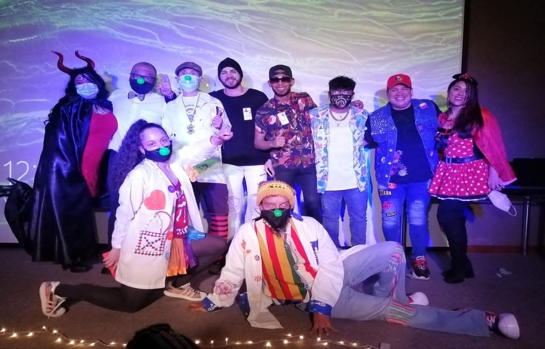 Foto de varias personas disfrazadas de clown